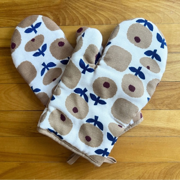 Oven mitts, soft, durable, floral, baking mitts, set of 2 mitts. - Picture 3 of 3
